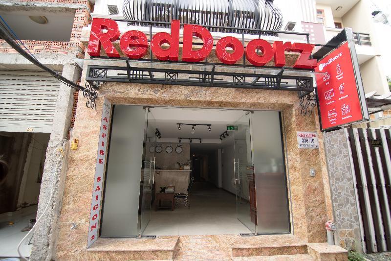 Reddoorz Plus @ Nguyen Trai Street Ho Chi Minh City Bagian luar foto