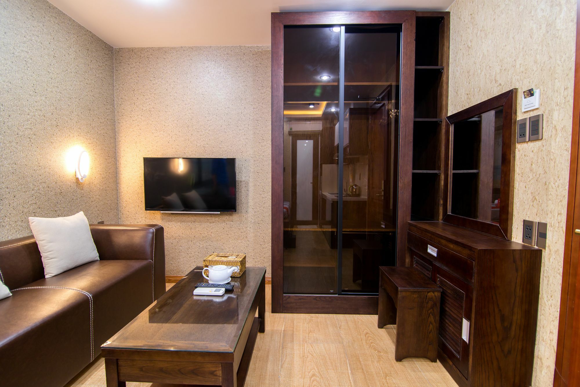 Reddoorz Plus @ Nguyen Trai Street Ho Chi Minh City Bagian luar foto