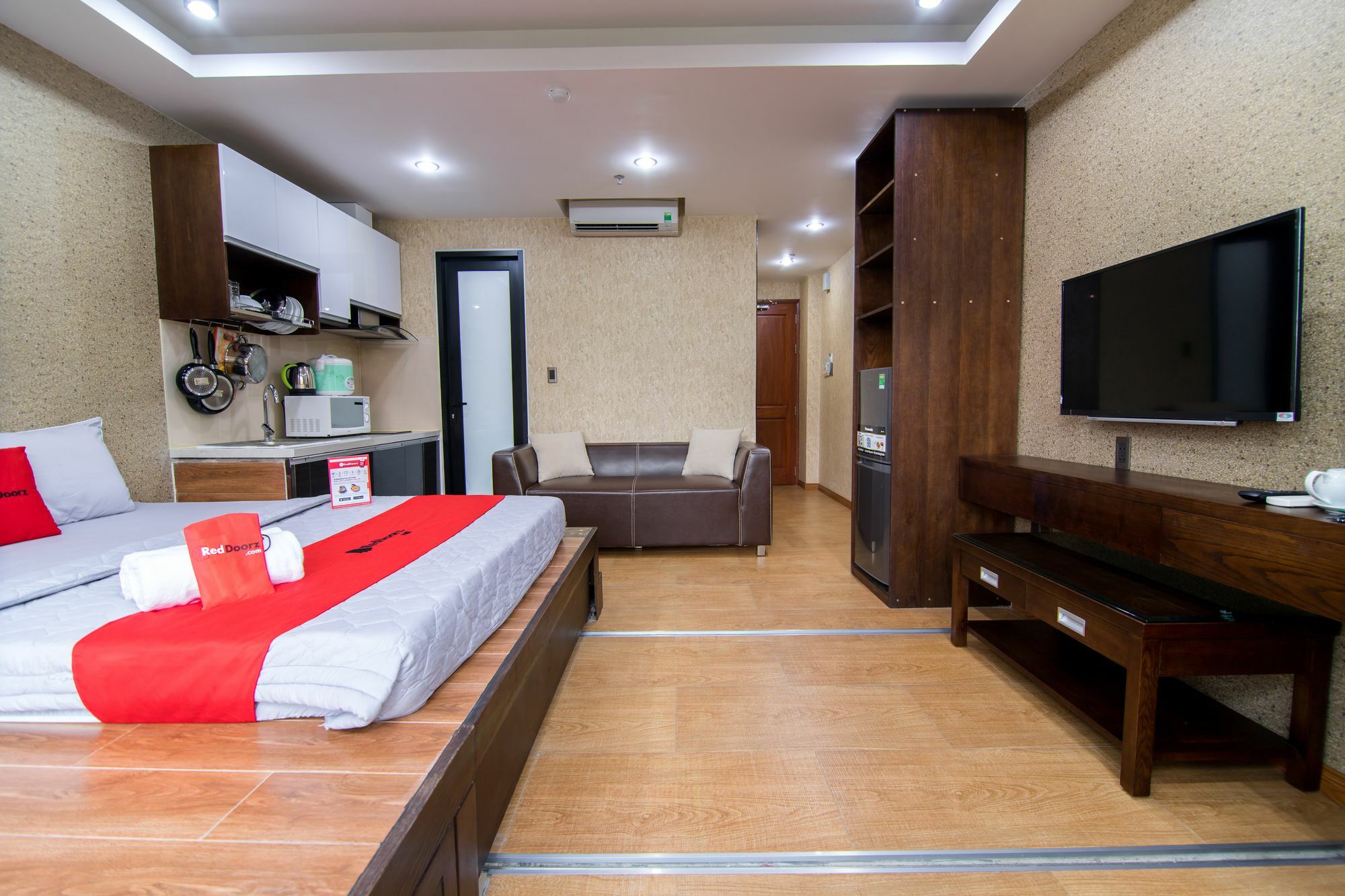 Reddoorz Plus @ Nguyen Trai Street Ho Chi Minh City Bagian luar foto